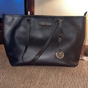 Michael Kors black leather purse!